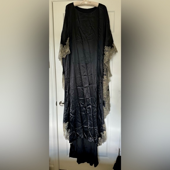 Rosamosario 100% Silk Black Silk Gold Chantilly Lace Kaftan with Train Clemira - Picture 5 of 17